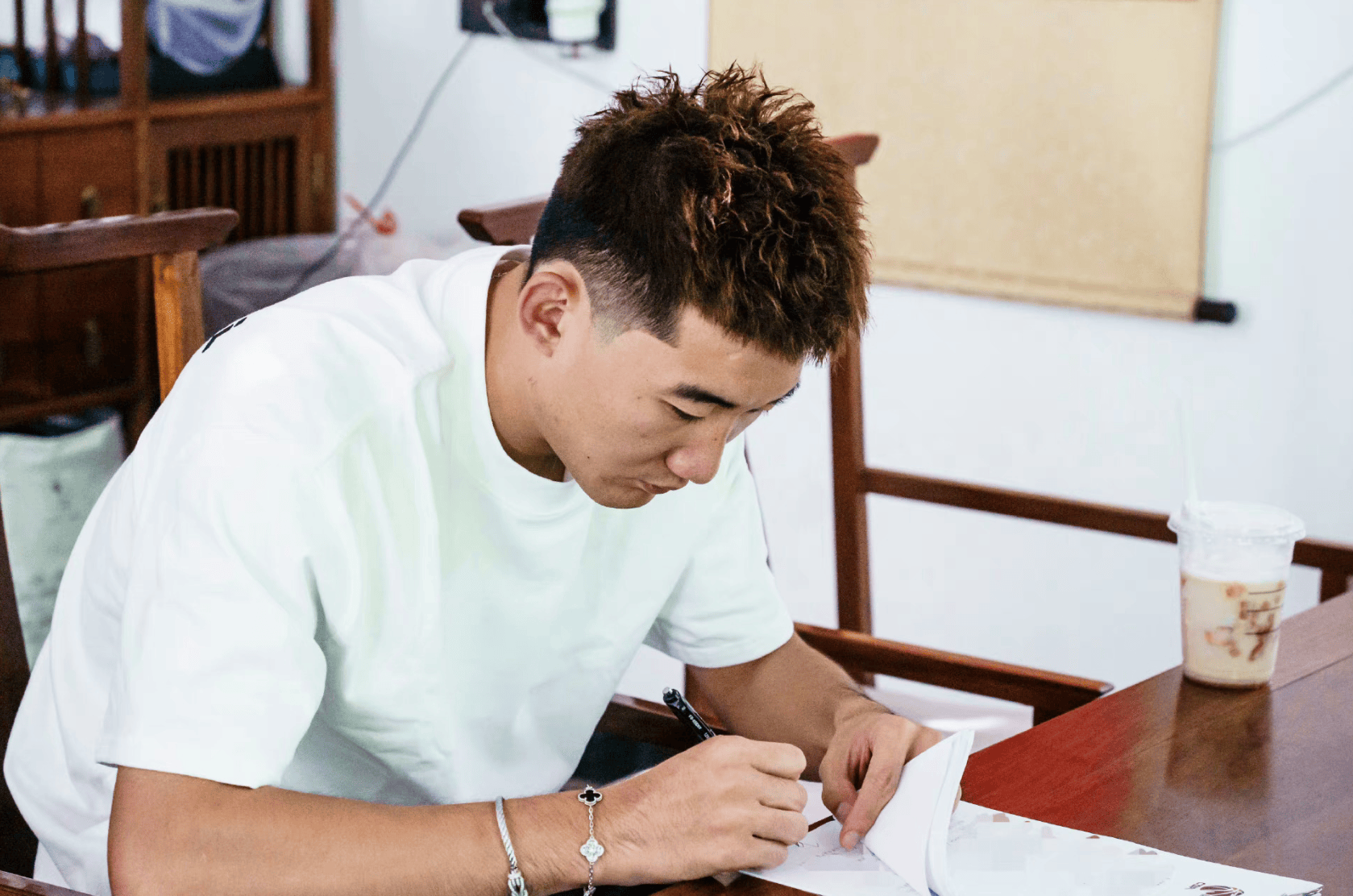 爱游戏-广厦男篮发布备战花絮,赛前官宣签约,中超任务艰巨,更衣室氛围转暖-爱游戏